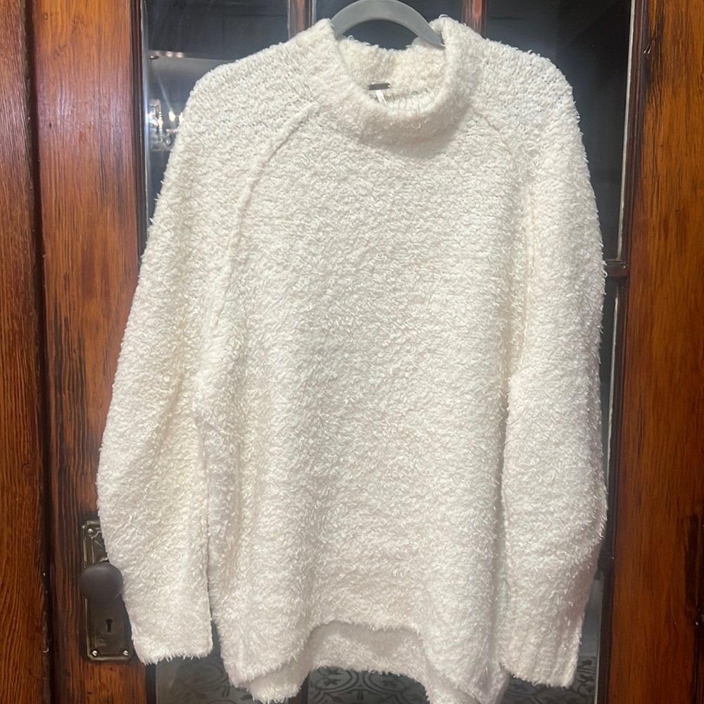 Free People NWT fuzzy white sweater ❤️